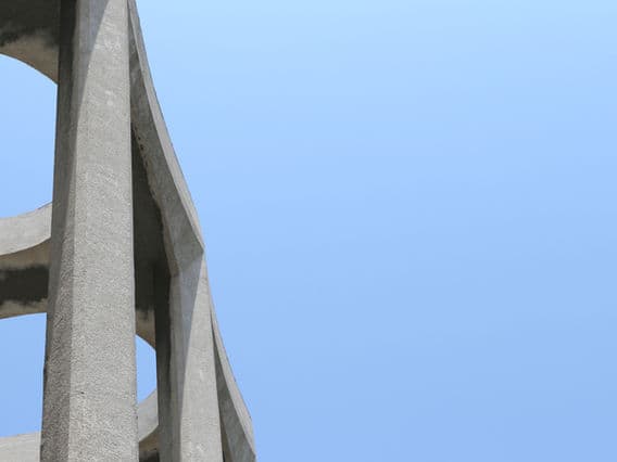 ФНС: участок под МКД, где все квартиры принадлежат одному лицу, облагается земельным налогом