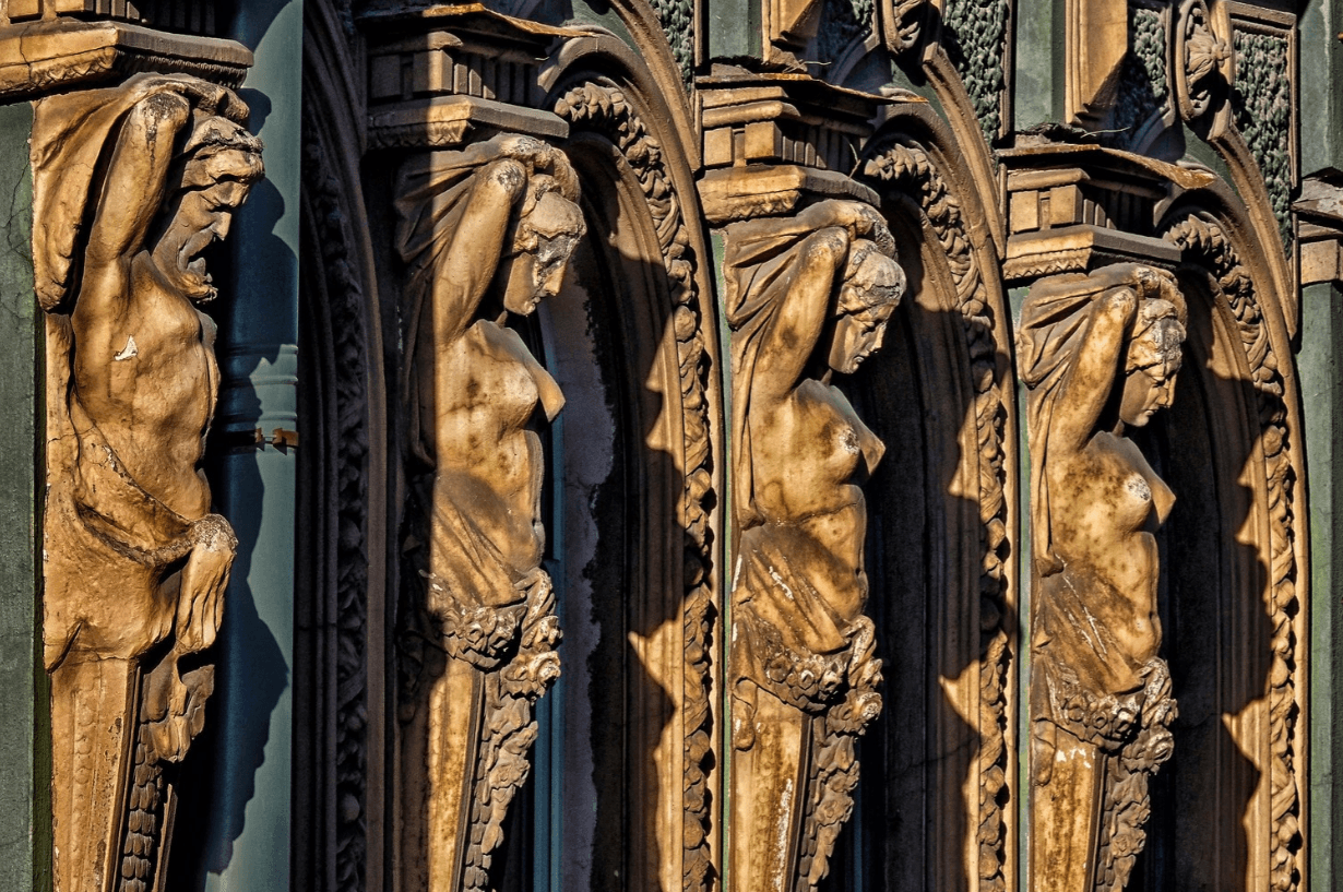 Атланты — классическая скульптура Санкт-Петербурга